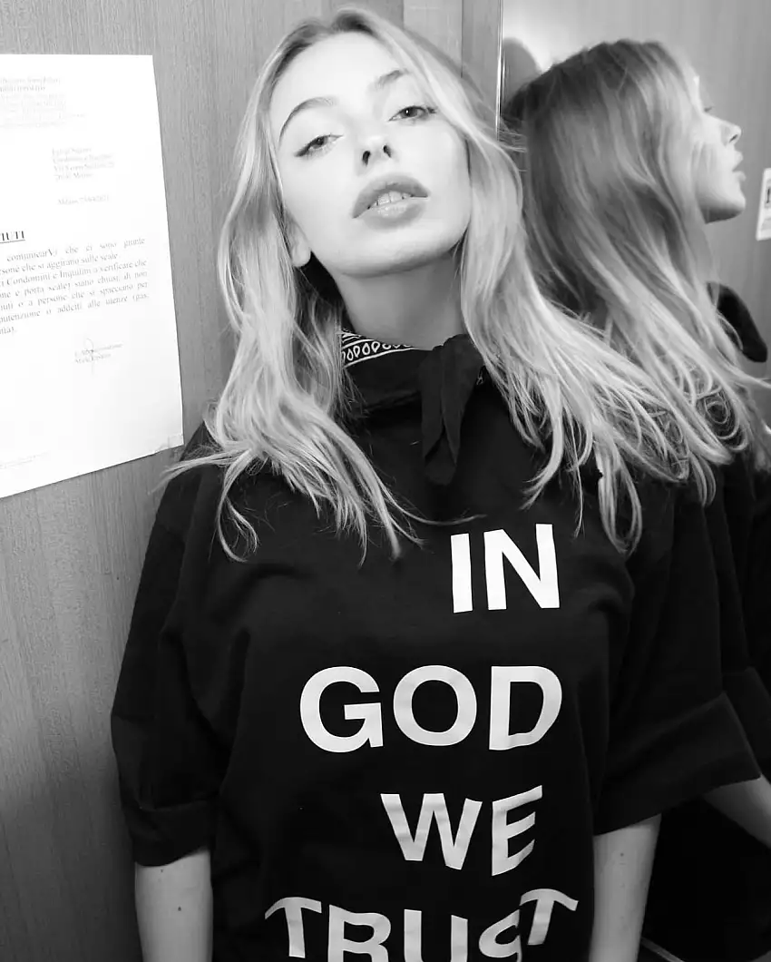 Les Rabais T-shirt IN GOD WE TRUST