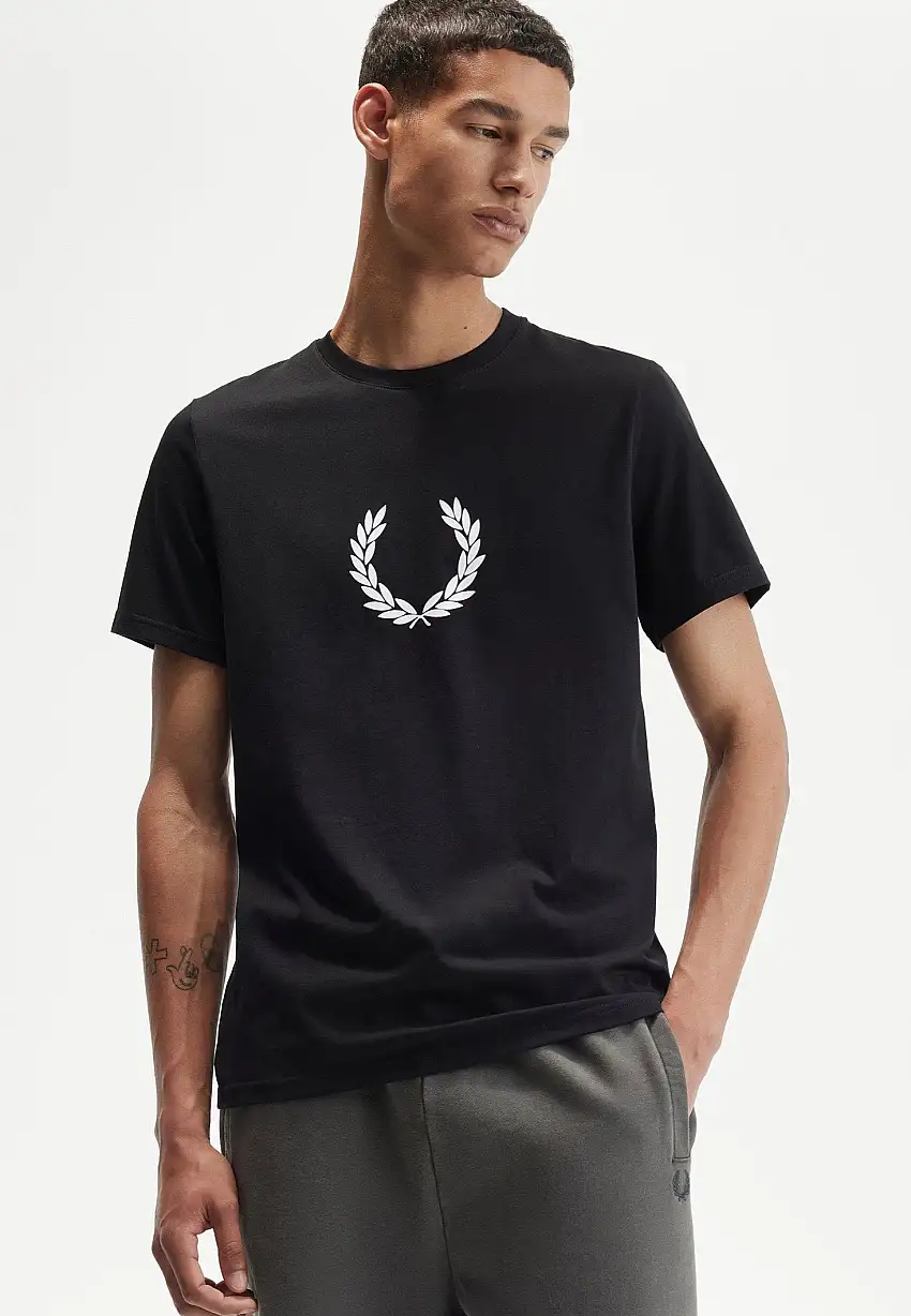 Fred Perry - Flocked Laurel Wreath Graphic Black - T-Shirt